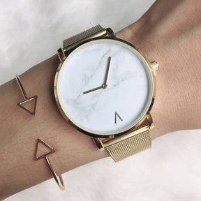 Quartz watch with wire mesh watch